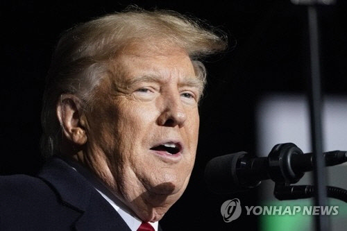 도널드 트럼프 전 미국 대통령이 중간선거를 하루 앞둔 7일(현지시간) 오하이오주 반달리아의 데이턴국제공항에서 열린 J.D. 밴스 공화당 상원의원 후보 유세 현장에서 연설하고 있다.  반달리아=AP 연합뉴스